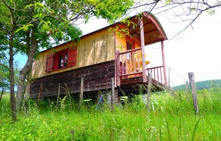 Séjour vacances en roulotte dans les Monts-du-Lyonnais Rhône Alpes agritourisme vacances à la ferme en famille