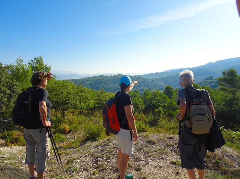 Randonnée dans le Luberon itinérance douce marche sentier pédestre écotourisme agritourisme tourisme durable responsable