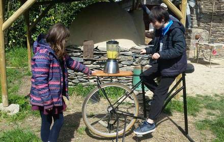 En Bretagne dans le Morbihan, atelier pédagogique scolaire et famille découverte de la Low Tech