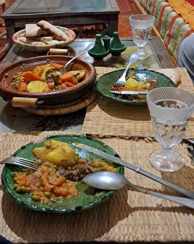 Voyager au Maroc en Tourisme vert en séjournant chez les habitants, dans les fermes, dégustation de nourriture locale, ici le Tajine de Hanane, auberge berbère bon plan