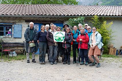 Randonnée dans la Drôme provencale itinérance douce marche sentier pédestre écotourisme agritourisme tourisme durable responsable