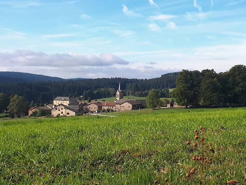 Randonnée dans le Nord-Ardèche itinérance douce marche sentier pédestre écotourisme agritourisme tourisme durable responsable