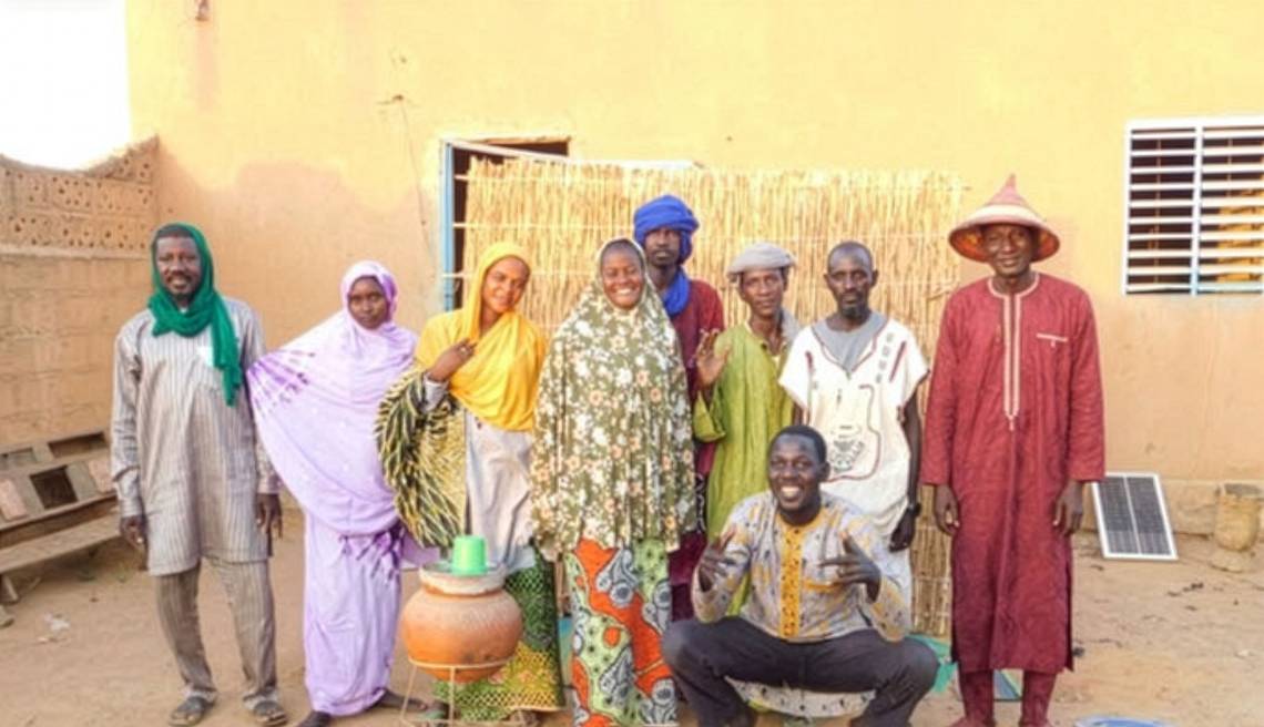 portrait d'un paysan au burkina qui accueille les personnes réfugiées de guerre