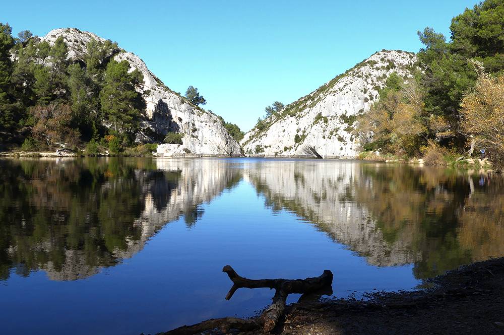 Partir en randonnée dans les Alpilles en Provence, circuit itinérance lieux secrets et inédits