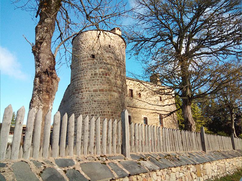 Randonnée dans le Nord-Ardèche itinérance douce marche sentier pédestre écotourisme agritourisme tourisme durable responsable