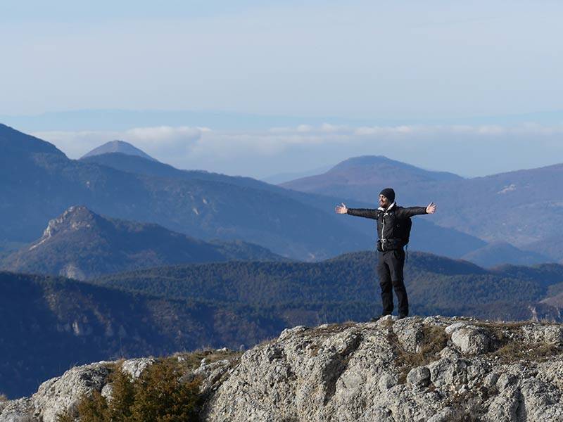 Sur la crête de la montagne des Ruelles - Randonnée dans la Drôme provencale itinérance douce marche sentier pédestre écotourisme agritourisme tourisme durable responsable