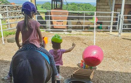 Activité cheval enfants et famille équimotricité agritourisme Doubs Franche Comté