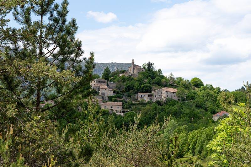 Cornillac - village perché - itinéraire de randonnée traces guide itinérance douce slowtourisme agritourisme idées vacances découvrir la Drôme
