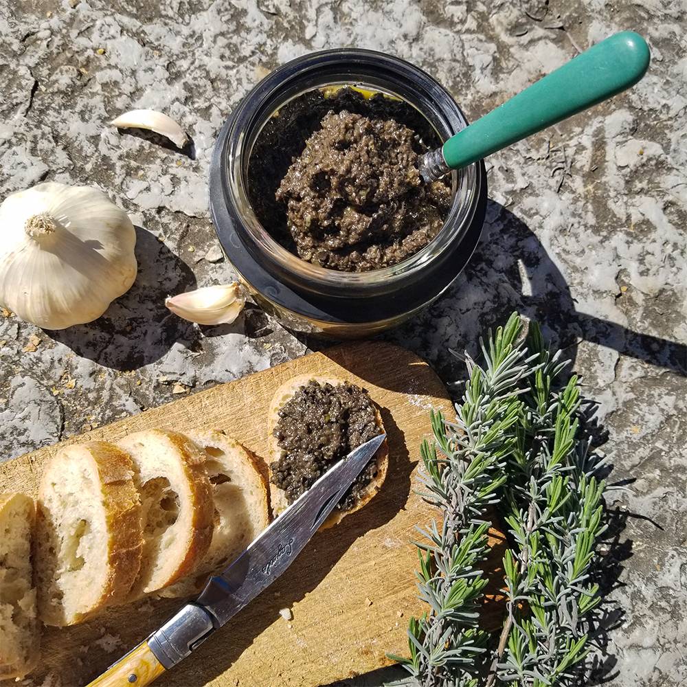 Tapenade recette traditionnelle paysanne du terroir d'Occitanie recette de saison produits locaux