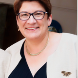 Photo de portrait de Doriane GARIN entourée de bénévoles