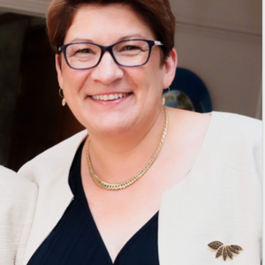 Photo de portrait de Doriane GARIN entourée de bénévoles