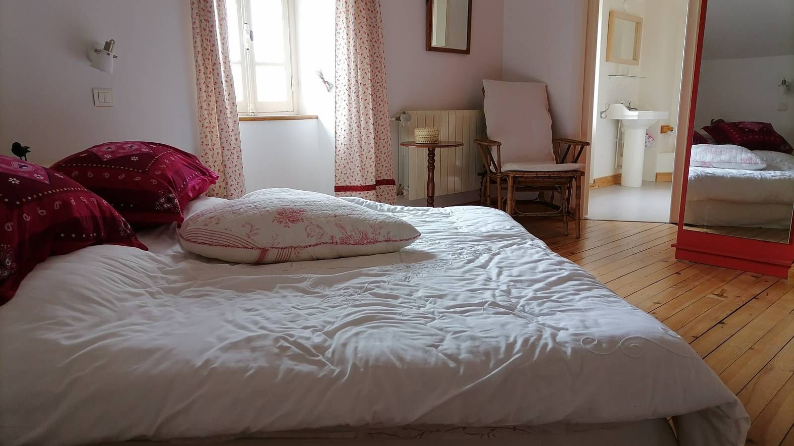  Hébergement touristique Occitanie Lot Chambre rouge