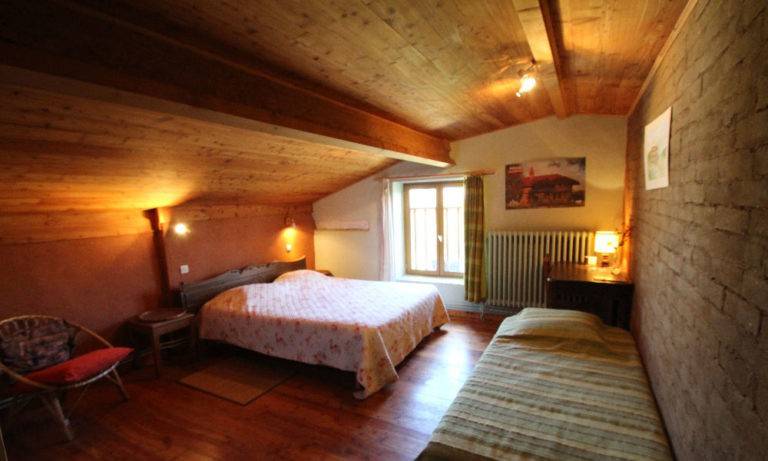 chambre bresse : lit 160 et lit 90 - Hébergement touristique Auvergne-Rhône-Alpes Ain Bresse