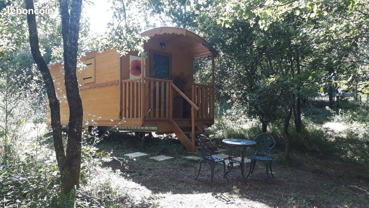 Hébergement touristique Nouvelle-Aquitaine Dordogne Roulotte coquelicot