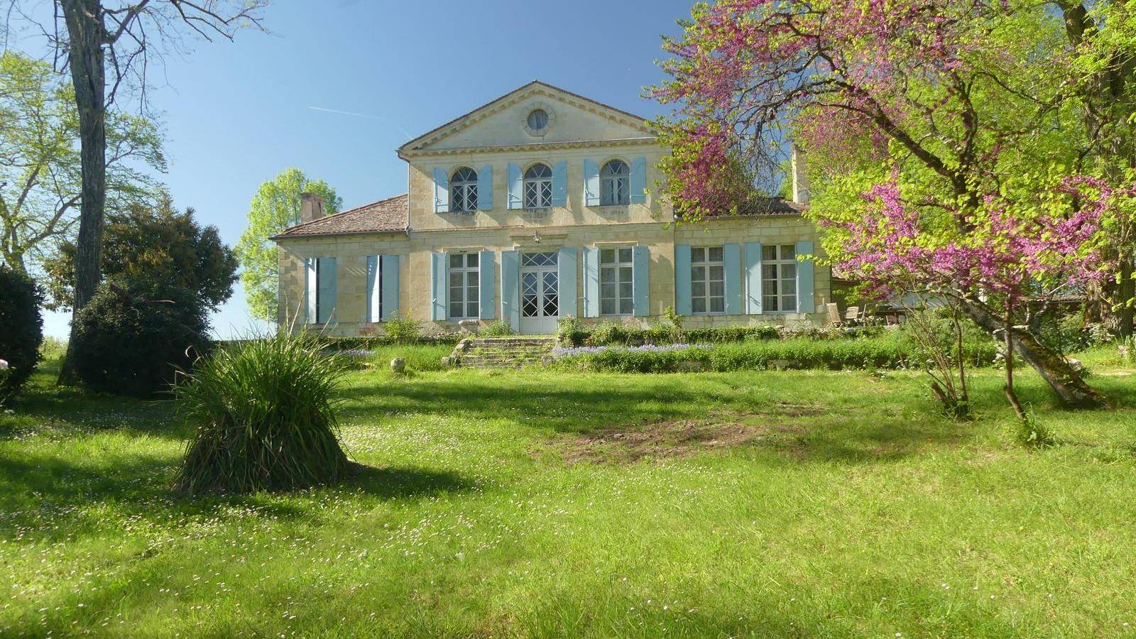 La façade principale du Domaine Laroque - Hébergement touristique Nouvelle-Aquitaine Dordogne Chateau Laroque