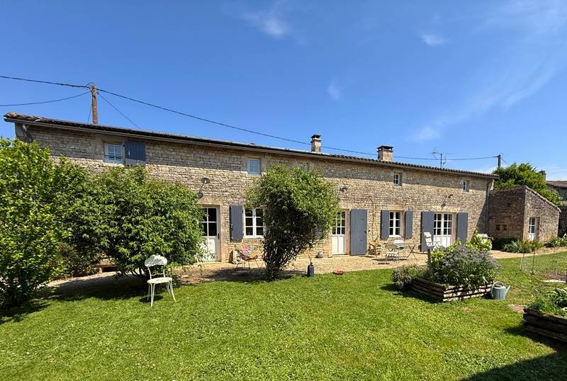 Acueil  longère restaurée - Hébergement touristique Nouvelle-Aquitaine Deux-Sèvres Chambre d'hôtes LES BLEUETS