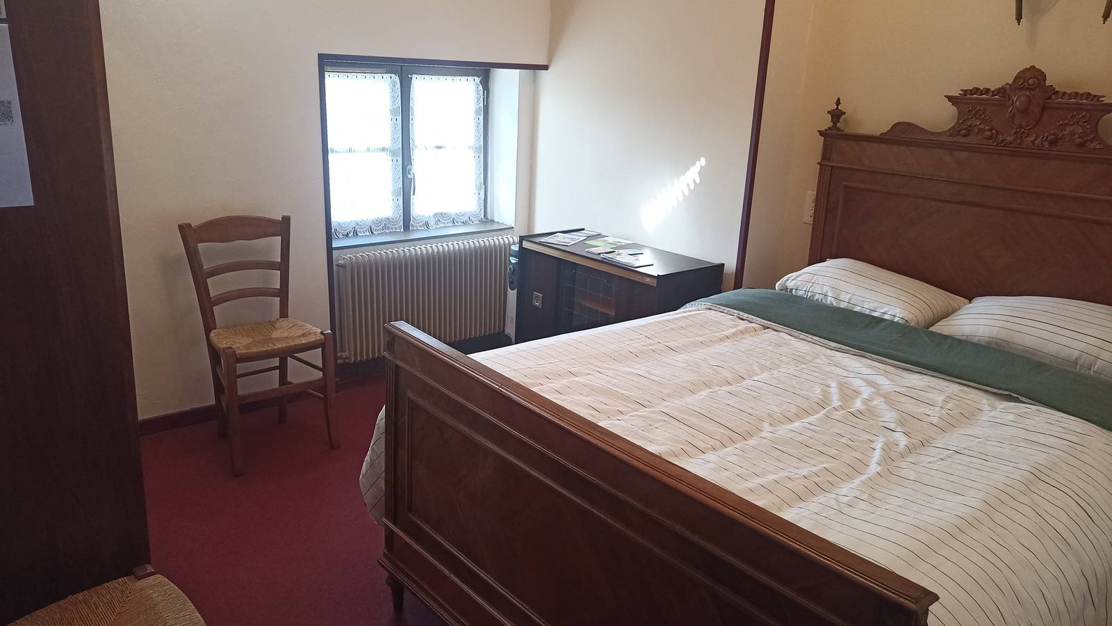 Un lit comme chez mémé, mais confortable - Hébergement touristique Auvergne-Rhône-Alpes Allier chambre Gamay