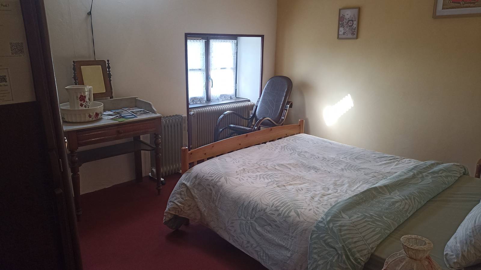 Un lit en pin offre un confort plus moderne - Tourist accommodation Auvergne-Rhône-Alpes Allier Pinot Room
