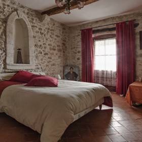 chambre rouge - Hébergement touristique Provence-Alpes-Côte d’Azur Alpes-de-Haute-Provence Fontaine Neuve