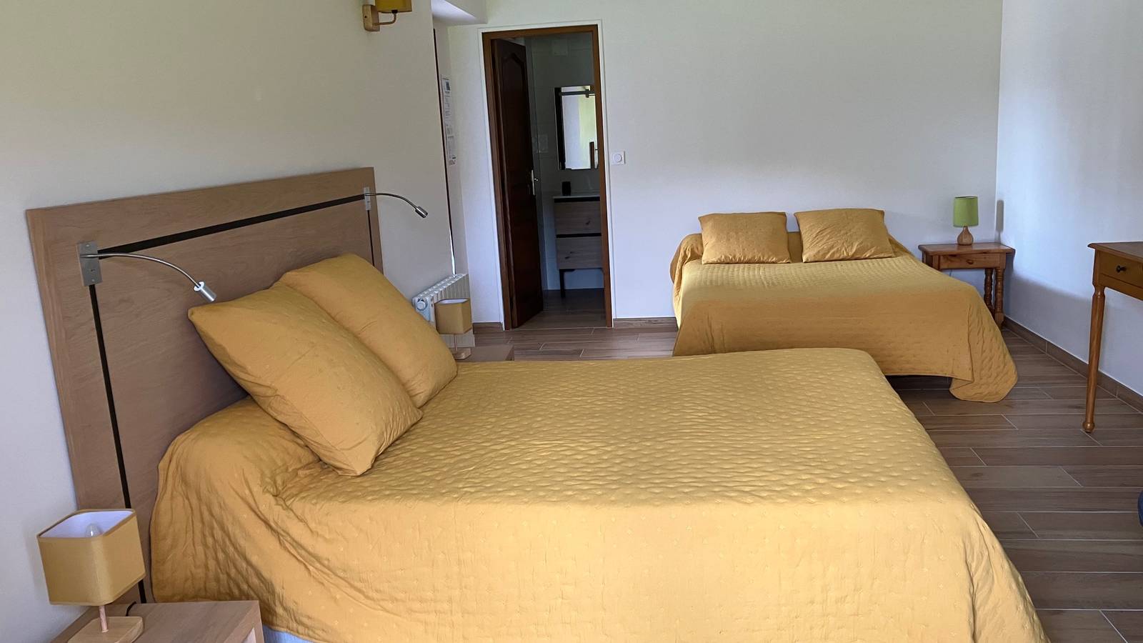  Hébergement touristique Nouvelle-Aquitaine Pyrénées-Atlantiques chambre jaune