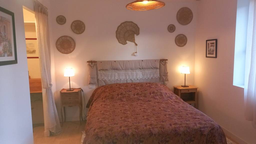 chambre lit de 160 par 2 mètres - Hébergement touristique Pays de la Loire Mayenne La Ginelais