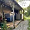 des sanitaires avec douches, wc, lavabo et frigo à partager  -   Camping de la Ferme Arc en ciel (Pays de la Loire, Mayenne)