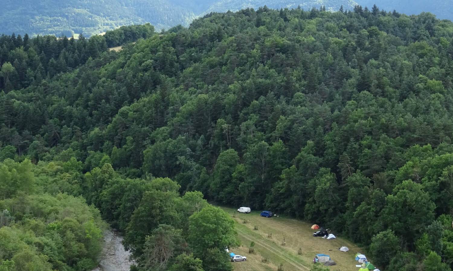 Camping dans une grande prairie en bord de rivière