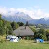 le camping avec en fond le Mont Charvin ( Massif des Aravis) -   Le P'tit Camping à la ferme (Auvergne-Rhône-Alpes, Savoie)