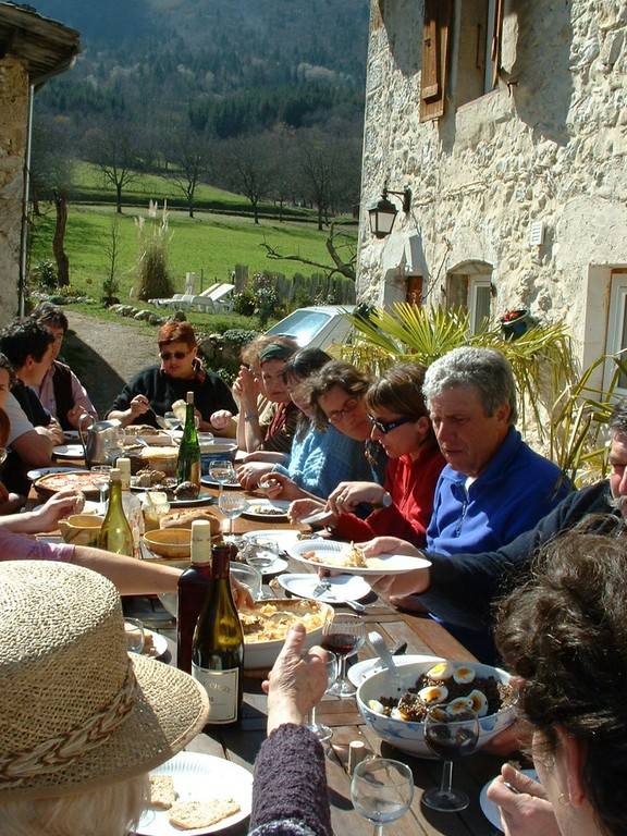 Table paysanne composé d'un menu campagnard familial - Activité Auvergne-Rhône-Alpes Isère LA FERME DU CLOS