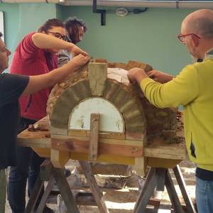 Photo de Stage "Apprendre à construire un four en briques de terre crue et paille"