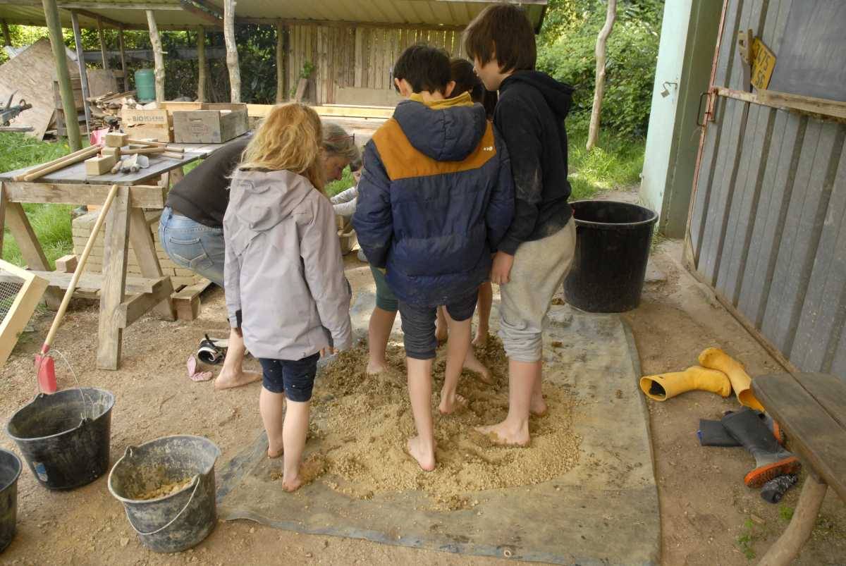 Activité éducative Bretagne Morbihan Construire en terre, un atelier d'écoconstruction pour les enfants (destiné aux groupes scolaires ou aux familles)