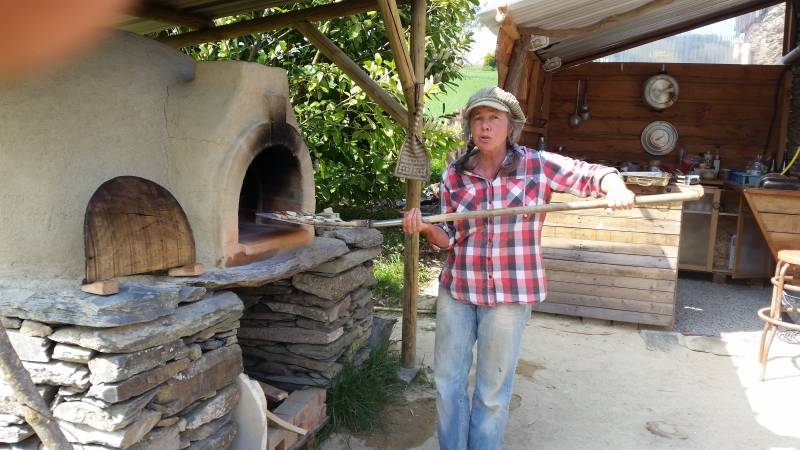 Activité éducative Bretagne Morbihan Atelier « Fournée générale ! » pour apprendre à étaler, garnir et cuire des pizzas au feu de bois, puis déguster !