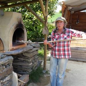 Photo de Atelier « Fournée générale ! » pour apprendre à étaler, garnir et cuire des pizzas au feu de bois, puis déguster !
