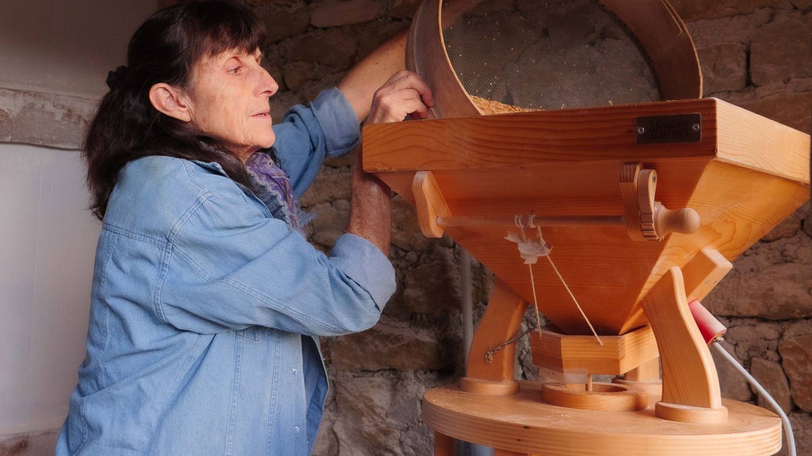 chargement de la trémis du muolin - Activité Provence-Alpes-Côte d’Azur Alpes-de-Haute-Provence farine de blés anciens