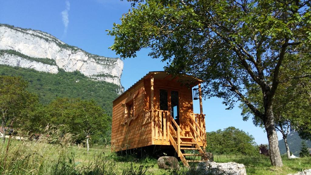 LA Roulotte des TOURTEREAUX - Hébergement touristique Auvergne-Rhône-Alpes Isère Roulotte des TOURTEREAUX