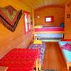Intérieur roulotte Django avec 2 lits 1 place -  Unusual accommodation Roulotte Django (Auvergne-Rhône-Alpes, Rhône)