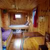 Intérieur roulotte Prunes Sauvages avec lits transformés en canapé -  Unusual accommodation Roulotte Django (Auvergne-Rhône-Alpes, Rhône)