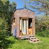 Face sud de la tiny avec la baie vitrée -  Hébergement insolite Tiny house (Normandie, Orne)