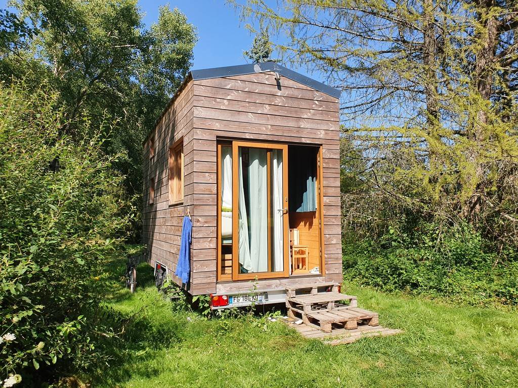 Face sud de la tiny avec la baie vitrée