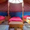 Yourte au balcon, intérieur pour 4 personnes -  Hébergement insolite Yourte  Camping paysan de la Gilberdière (Normandie, Orne)