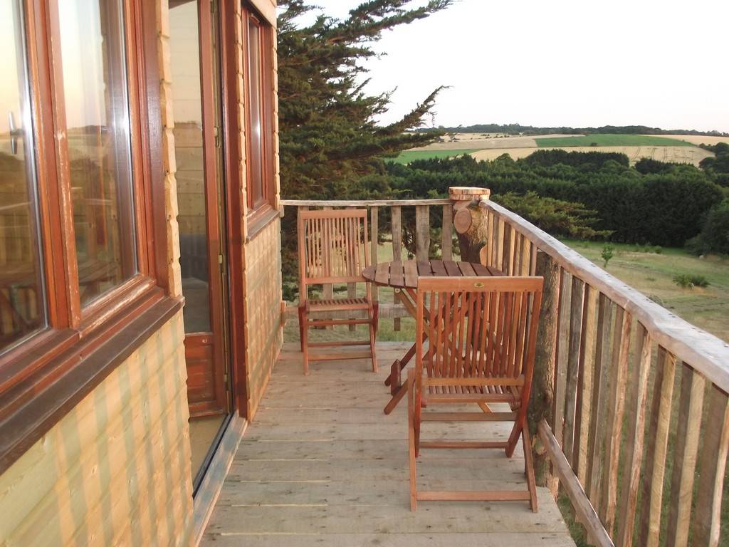 La terrasse donne sur le bocage au sud - Hébergement touristique Bretagne Côtes-d'Armor Cabane dans les arbres avec vue sur mer