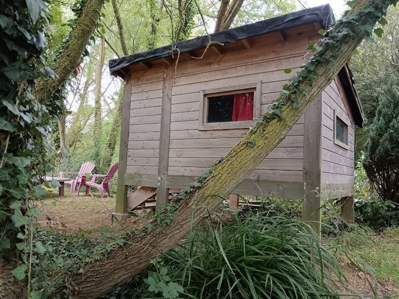 Tente en bois sous les arbres - Hébergement touristique Bretagne Côtes-d'Armor Tente en bois en pleine nature