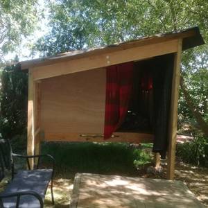 Photo de Tente en bois en pleine nature