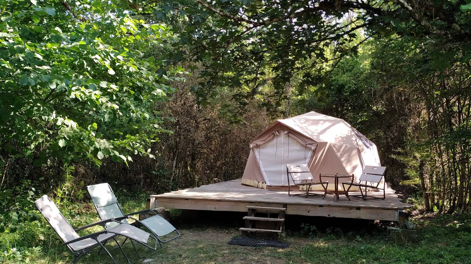 Le dôme en bordure de rivière