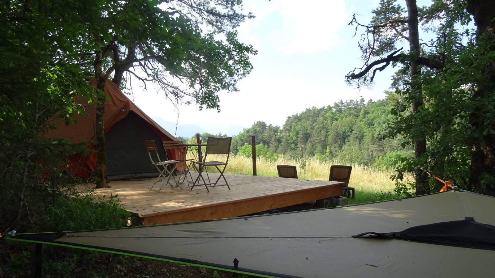 Tente nomade entre prairie et forêt