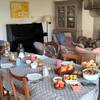 Petit-déjeuner dans la salle commune -  Hébergement insolite Roulotte Figue (Normandie, Manche)