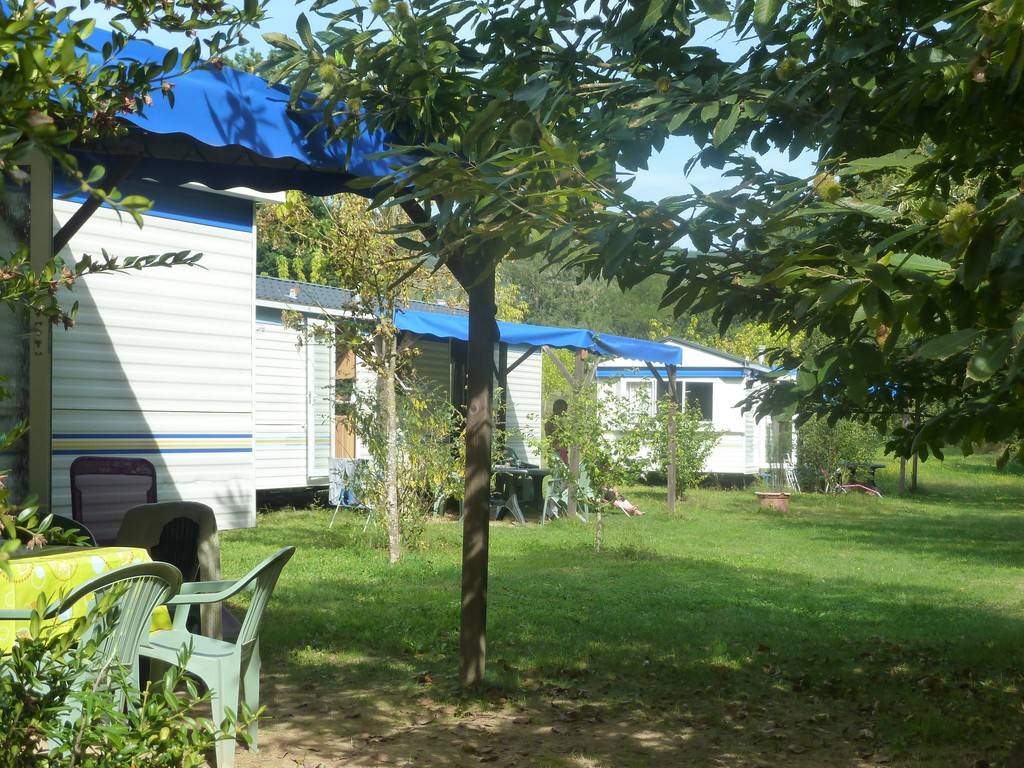 7 mobilhomes longent la rivière - Hébergement touristique Occitanie Aveyron Mobil-homes Le Gourpassou