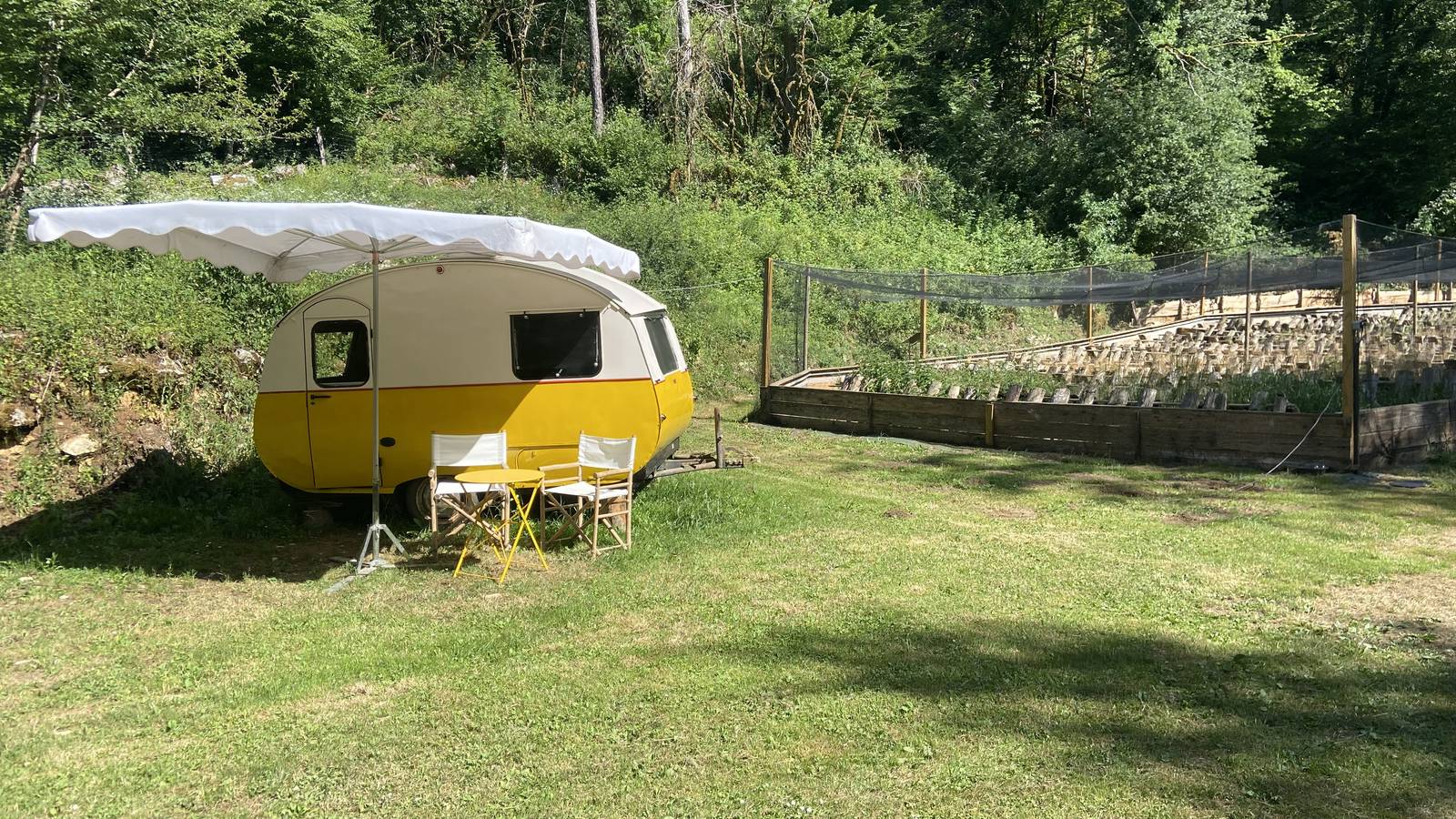  Hébergement touristique Bourgogne-Franche-Comté Jura L'escaravane, dormez près des escargots dans la caravane « l'escargot »