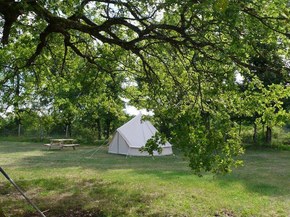Tente saharienne et sa table pique nique - Tourist accommodation Occitanie Lot Saharan tents, camping and alpacas