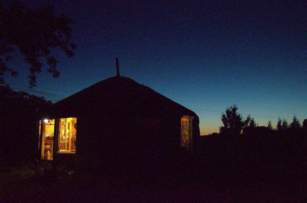 Portrait en Nuit et Bleu de Dame la Yourte. - Hébergement touristique Occitanie Tarn Yourte au pays du Pastel